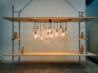 Wie du aus glasflaschen, korken und led-lichtern nachhaltige hängelampen ohne kabelsalat herstellst